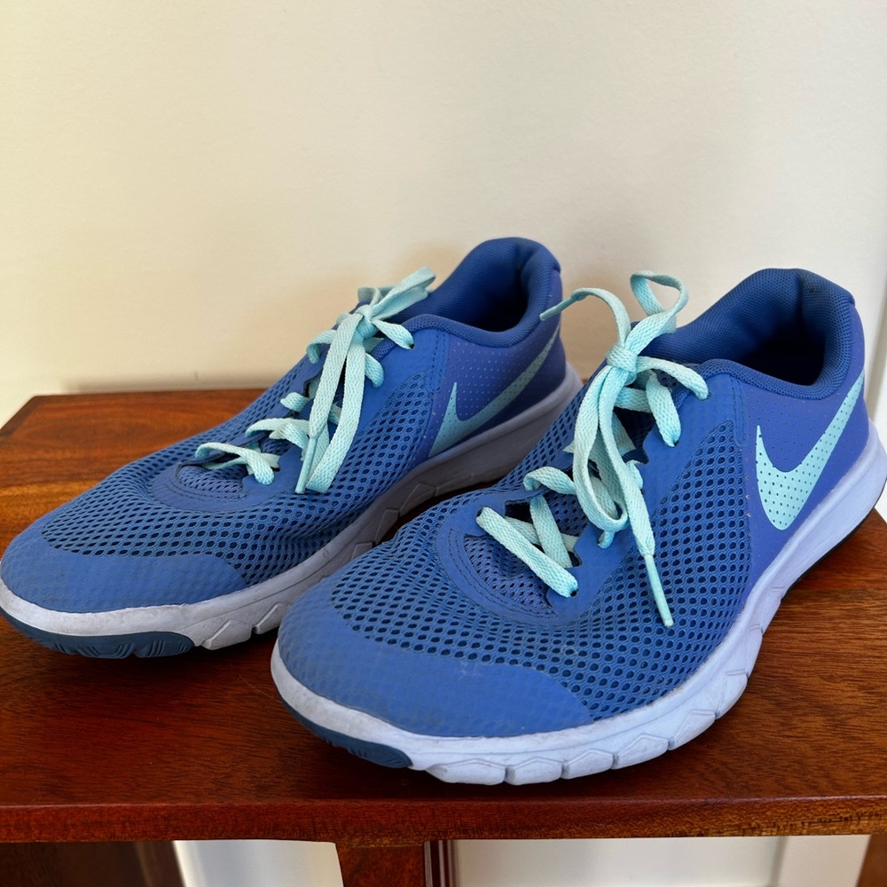 Nike Girls Royal Blue Sneakers with Aqua Laces youth sz6.5
